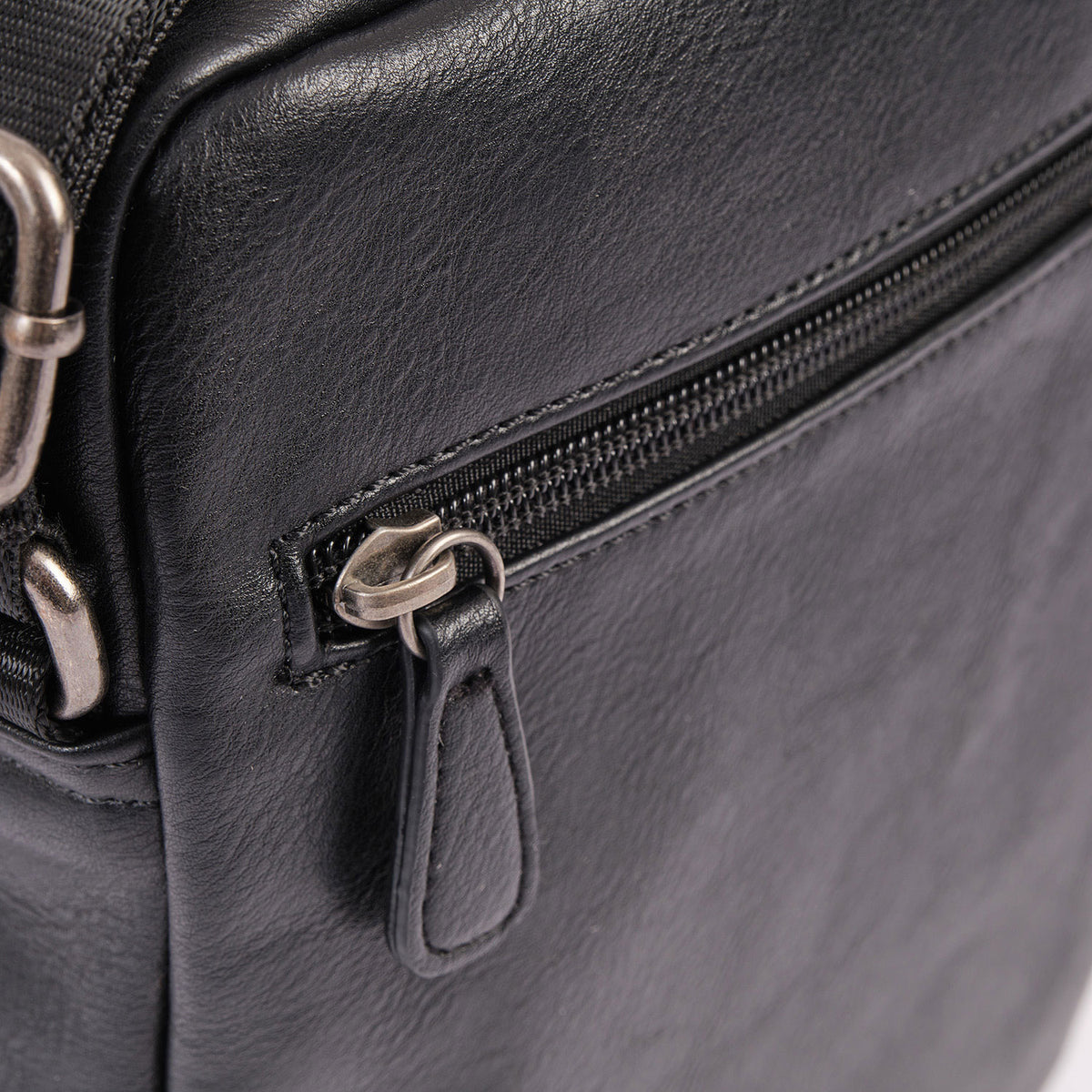 Bolsa de mensageiro para homem, linha Youth. 19x24 cm
