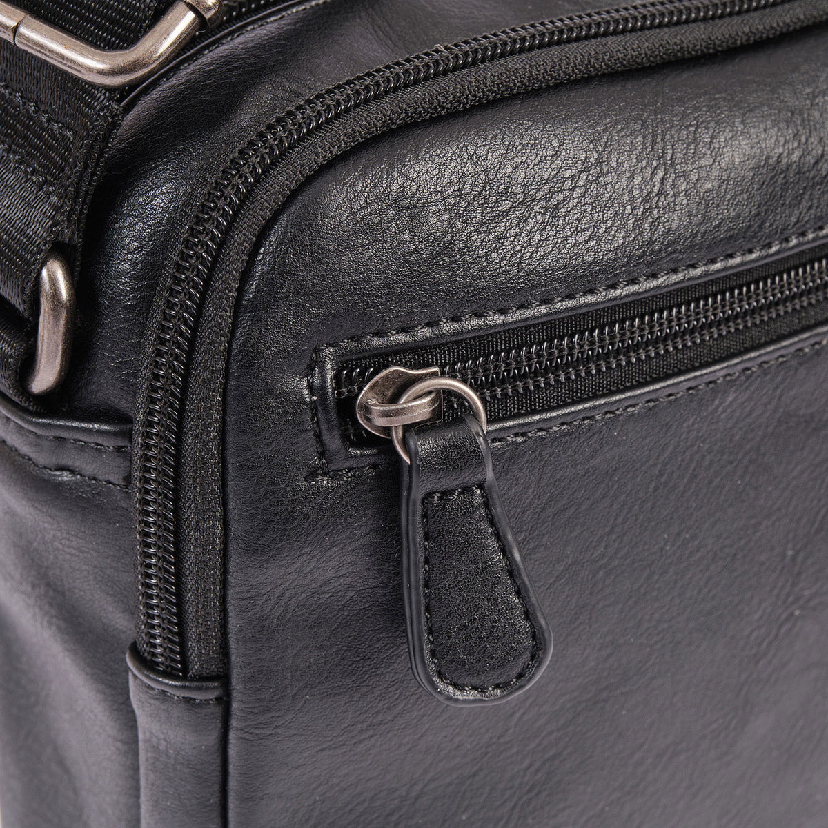Bolsa de mensageiro para homem, linha Youth. 17x22 cm