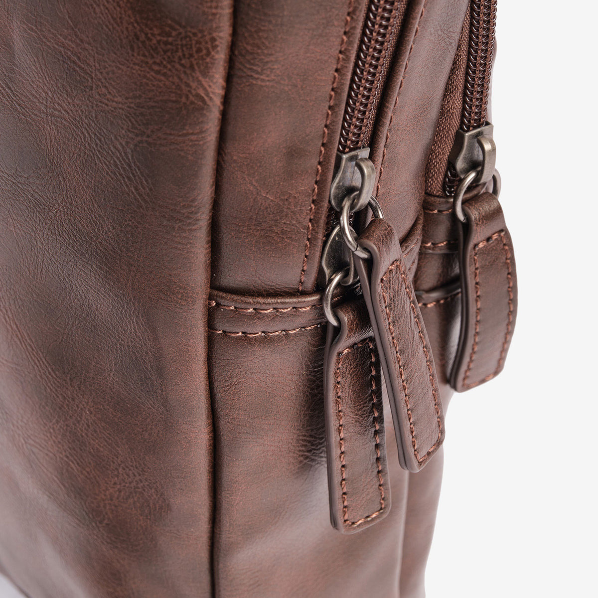 Bolsa mensageiro para homem, linha Youth. 19x29x06 cm