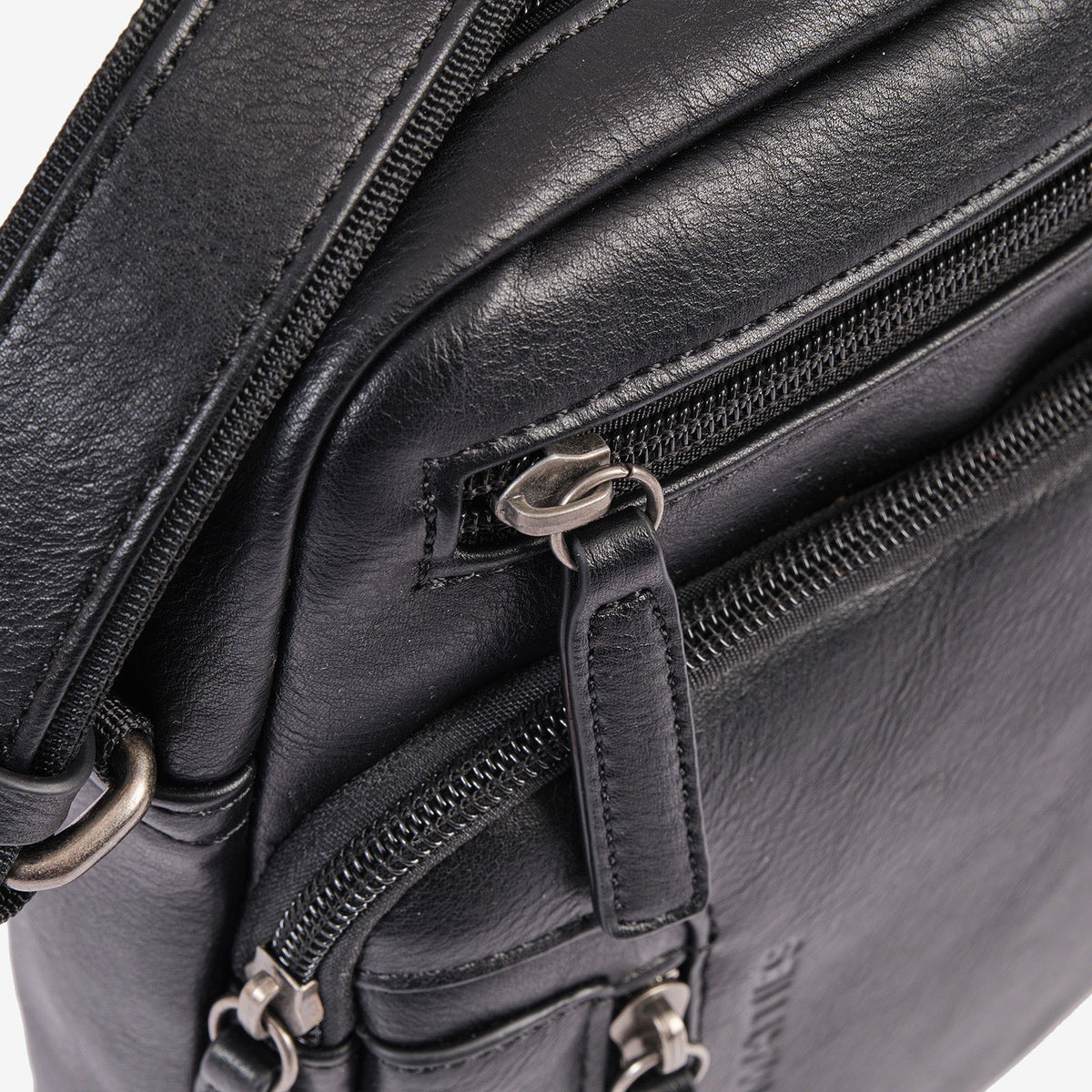 Bolsa de ombro para homem, linha Youth. 19x24x7,5 cm