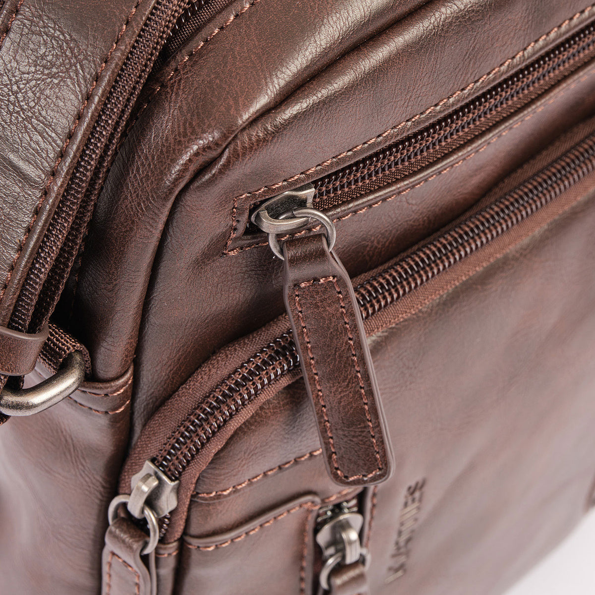 Bolsa de ombro para homem, linha Youth. 19x24x7,5 cm