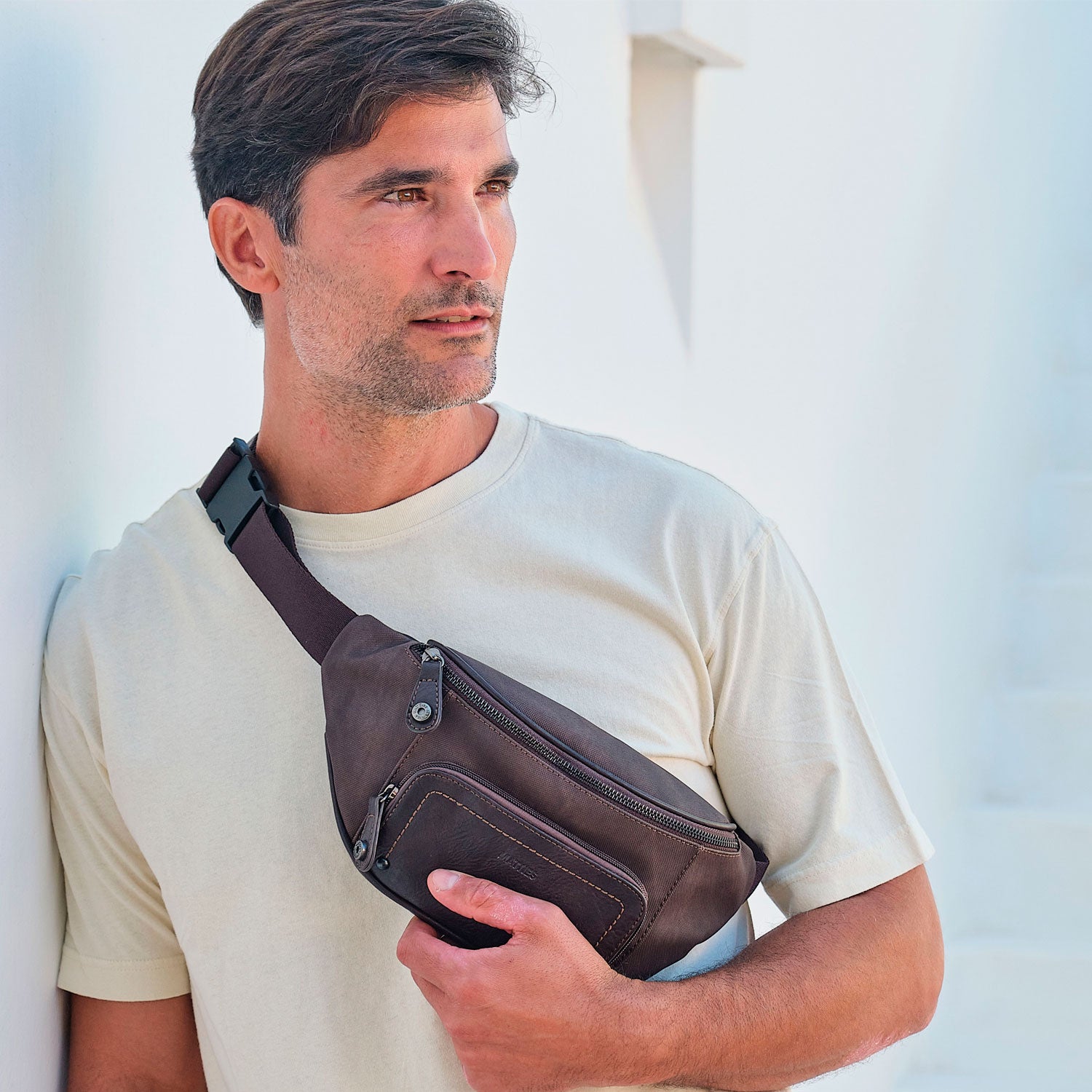 Pochete masculina, castanha, linha juvenil. 19x14 cm