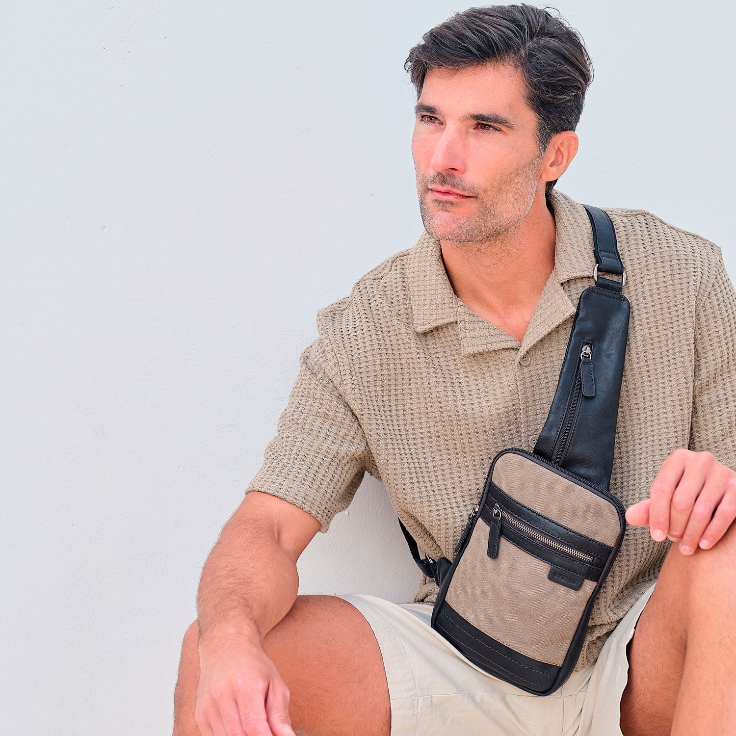 Bolsa de ombro para homem, castanha, da linha Canvas Series. 17x25 cm