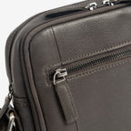 Bolsa de mensageiro para homem, preta, da linha Pioneer Leather. 18x21 cm