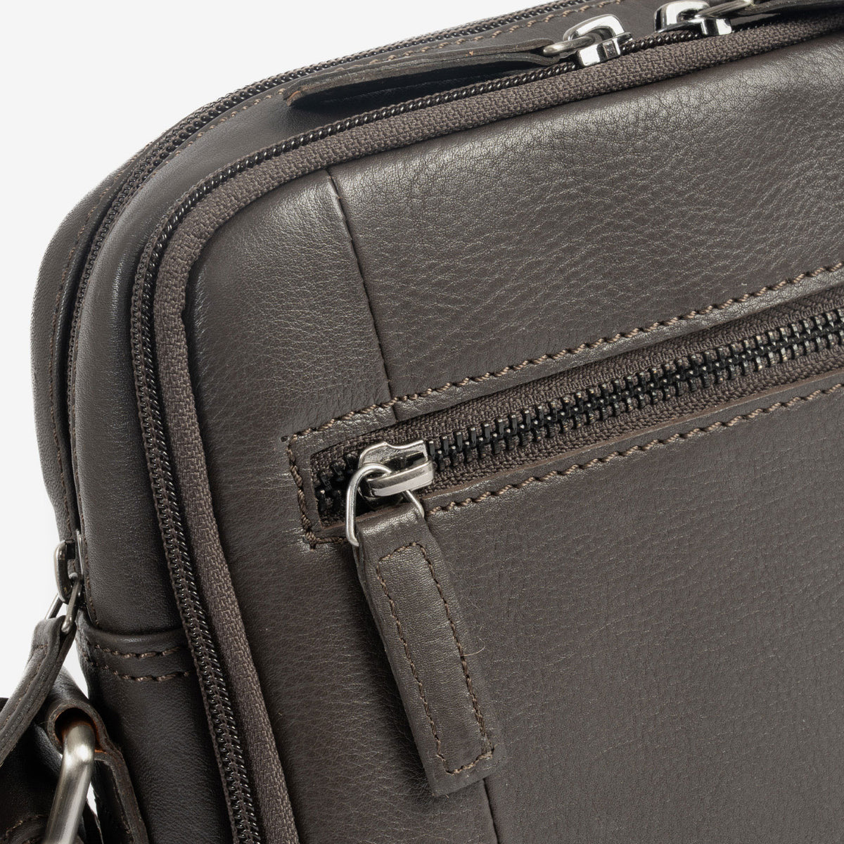 Bolsa de mensageiro para homem, preta, da linha Pioneer Leather. 18x21 cm