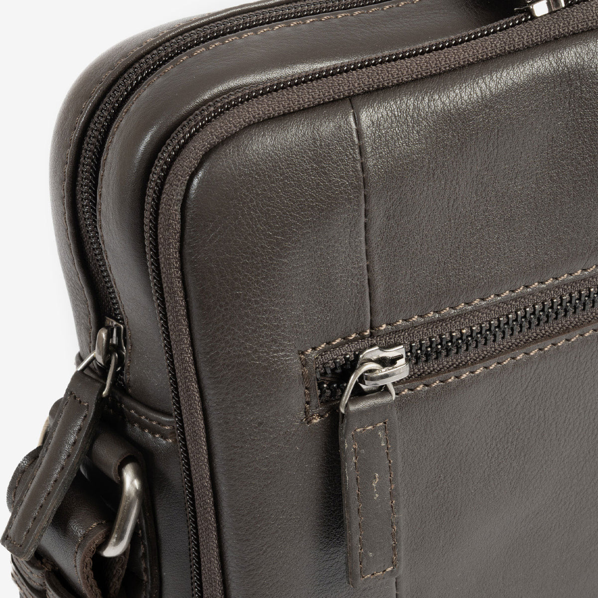 Bolsa de mensageiro para homem, preta, da linha Pioneer Leather. 19x25 cm