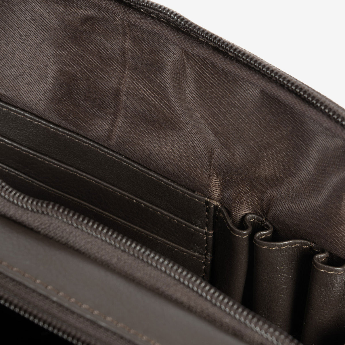 Bolsa de mensageiro para homem, preta, da linha Pioneer Leather. 19x25 cm