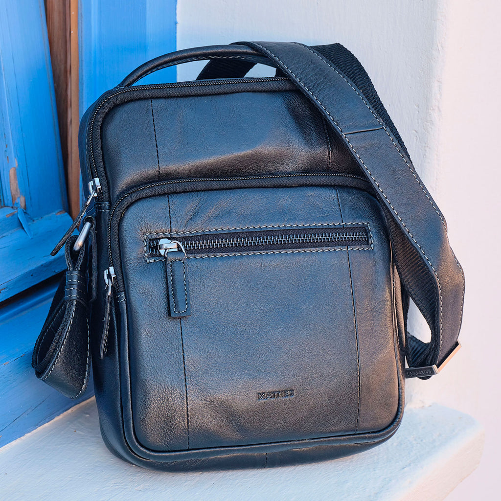 Bolsa de mensageiro para homem, preta, da linha Pioneer Leather. 19x24 cm