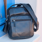 Bolsa de mensageiro para homem, preta, da linha Pioneer Leather. 19x24 cm