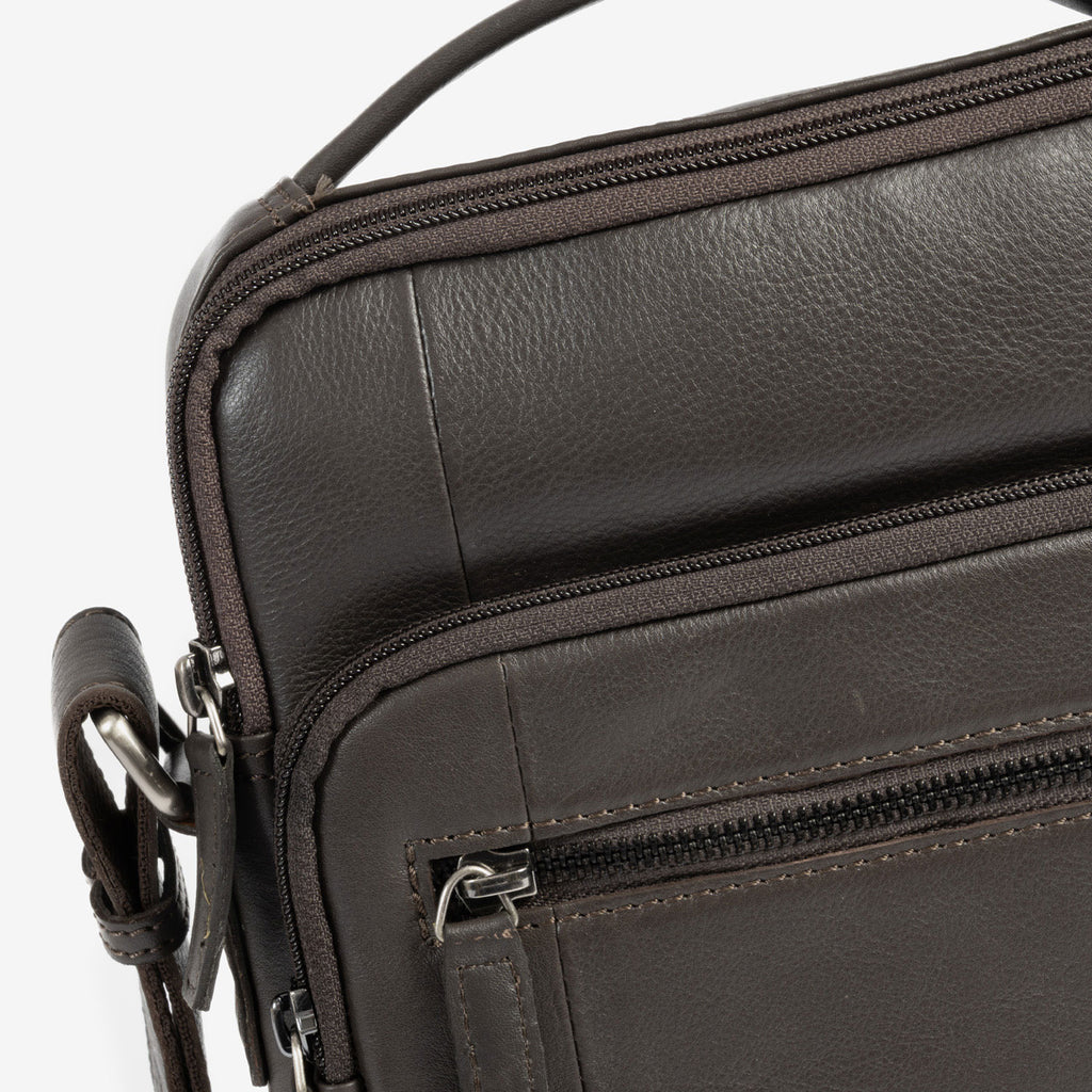 Bolsa de mensageiro para homem, preta, da linha Pioneer Leather. 19x24 cm