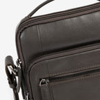 Bolsa de mensageiro para homem, preta, da linha Pioneer Leather. 19x24 cm
