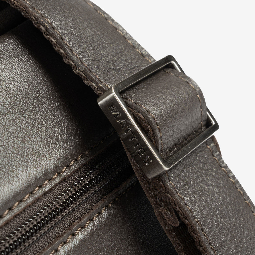 Bolsa de mensageiro para homem, preta, da linha Pioneer Leather. 19x24 cm