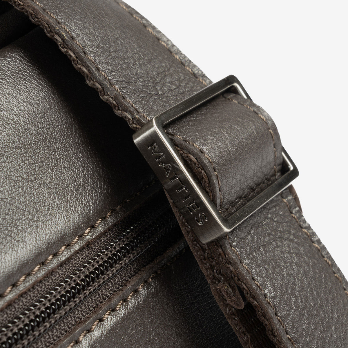 Bolsa de mensageiro para homem, preta, da linha Pioneer Leather. 19x24 cm