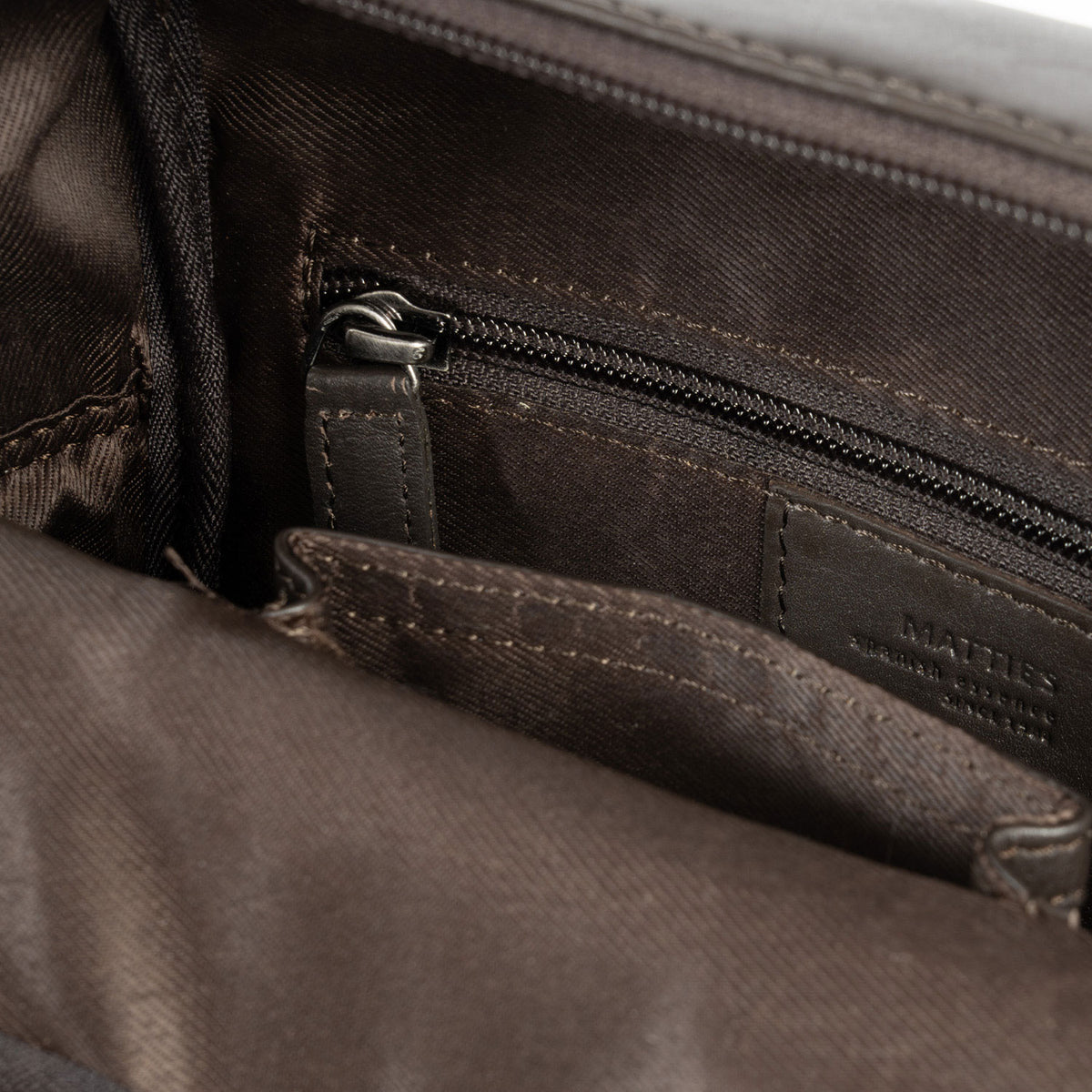 Bolsa de mensageiro para homem, preta, da linha Pioneer Leather. 19x24 cm