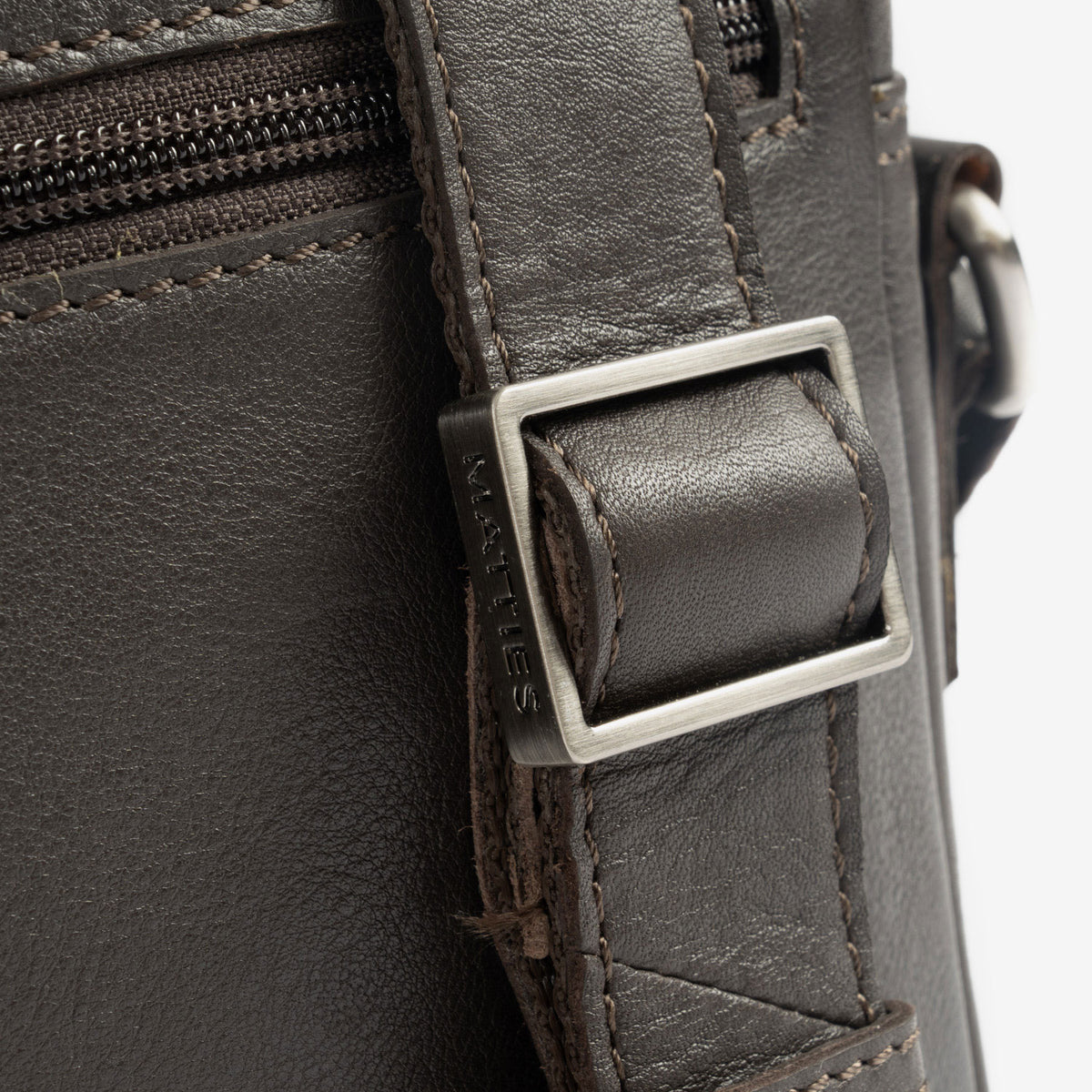 Bolsa de mensageiro para homem, preta, da linha Pioneer Leather. 16x19 cm