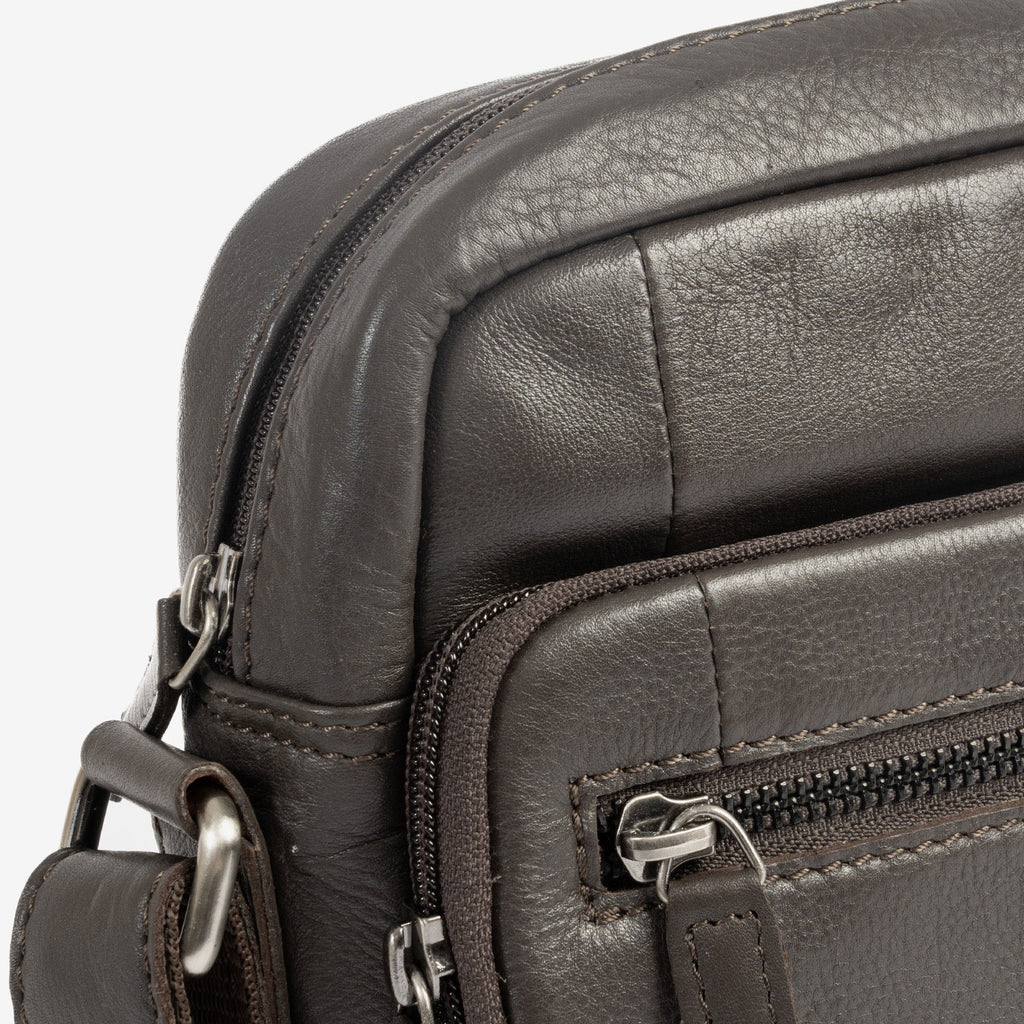 Bolsa de mensageiro para homem, preta, da linha Pioneer Leather. 16x19 cm