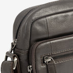 Bolsa de mensageiro para homem, preta, da linha Pioneer Leather. 16x19 cm