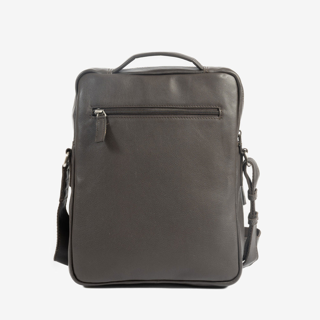 Bolsa de mensageiro para homem, preta, da linha Pioneer Leather. 24x30x07 cm