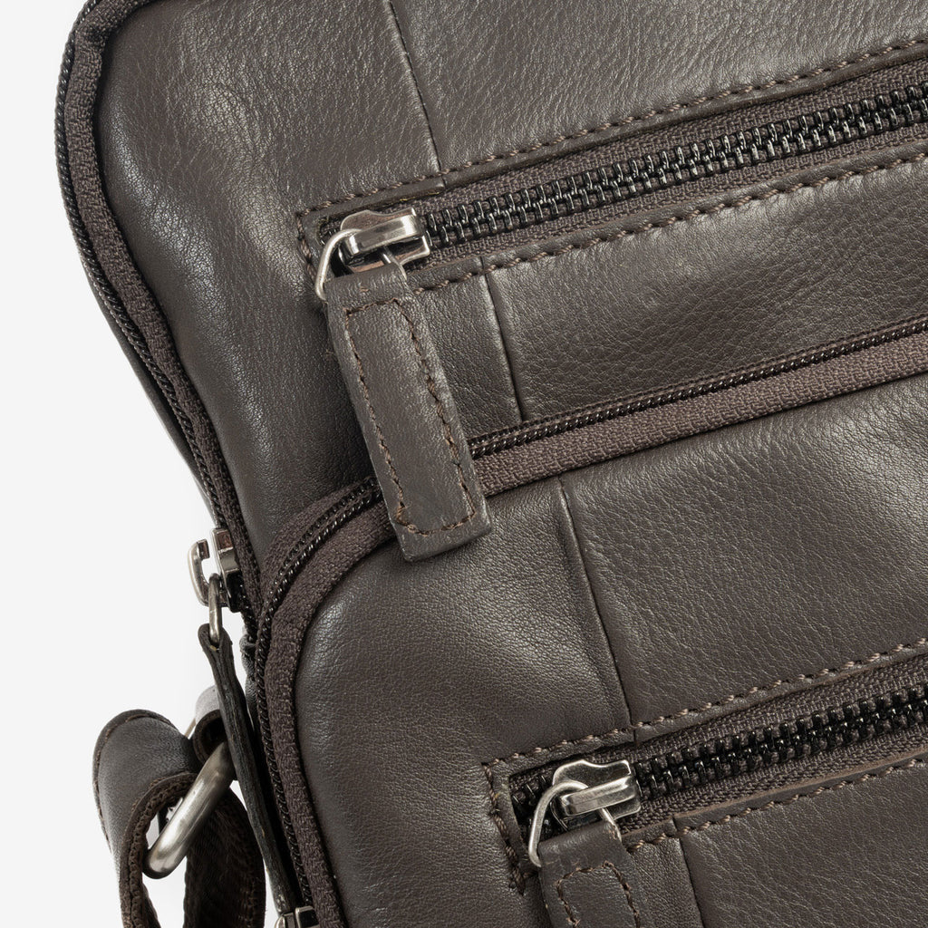 Bolsa de mensageiro para homem, preta, da linha Pioneer Leather. 24x30x07 cm