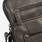 Bolsa de mensageiro para homem, preta, da linha Pioneer Leather. 24x30x07 cm