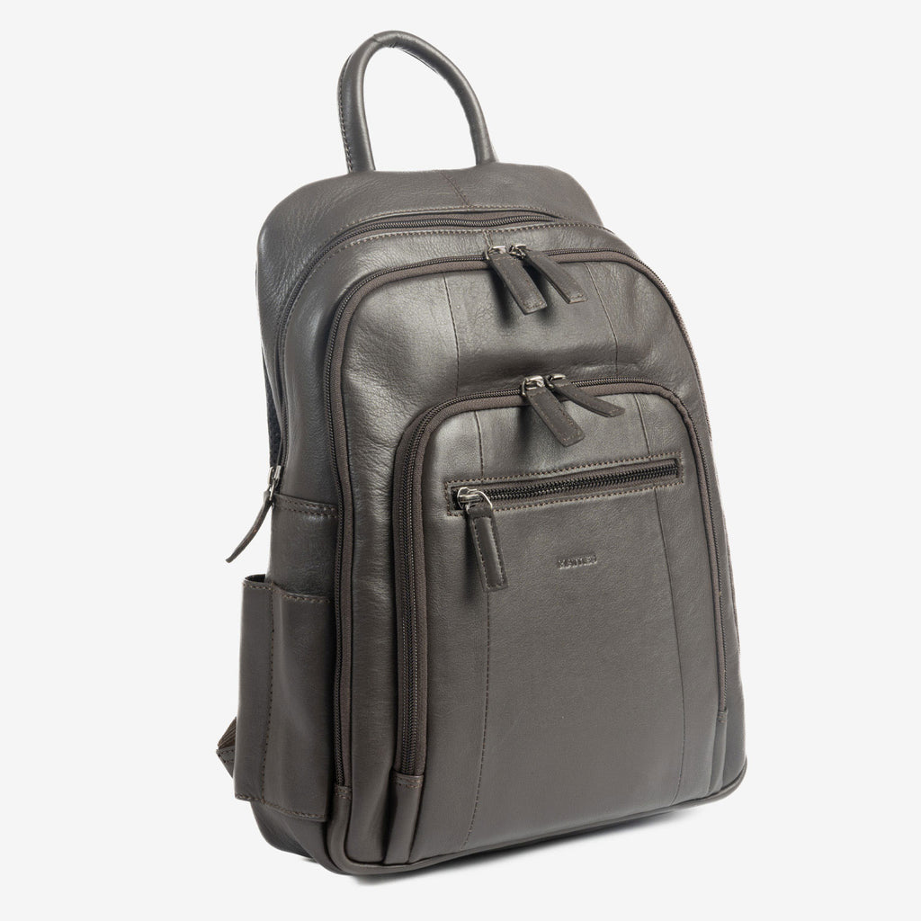 Mochila preta para homem da linha Pioneer Leather Series. 27x36x09 cm