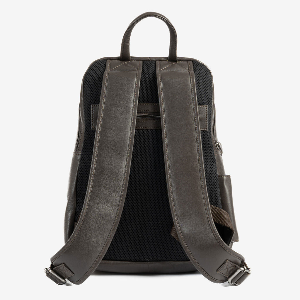 Mochila preta para homem da linha Pioneer Leather Series. 27x36x09 cm