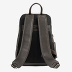 Mochila preta para homem da linha Pioneer Leather Series. 27x36x09 cm