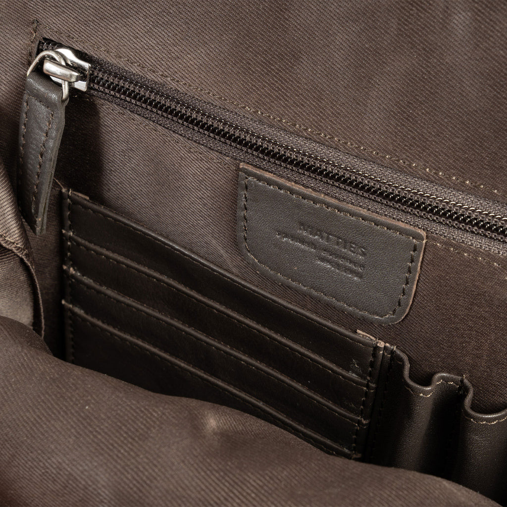 Mochila preta para homem da linha Pioneer Leather Series. 27x36x09 cm