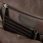 Mochila preta para homem da linha Pioneer Leather Series. 27x36x09 cm