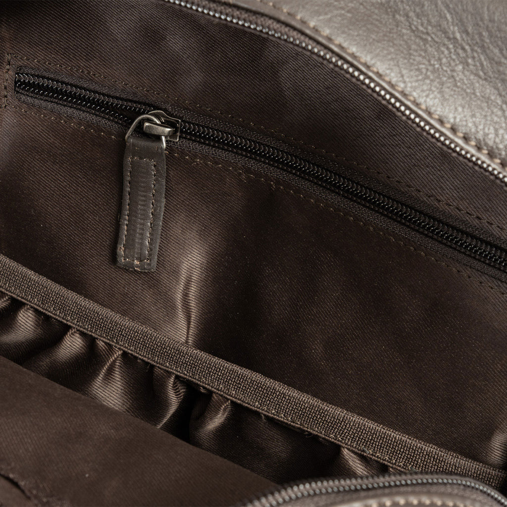 Mochila preta para homem da linha Pioneer Leather Series. 27x36x09 cm