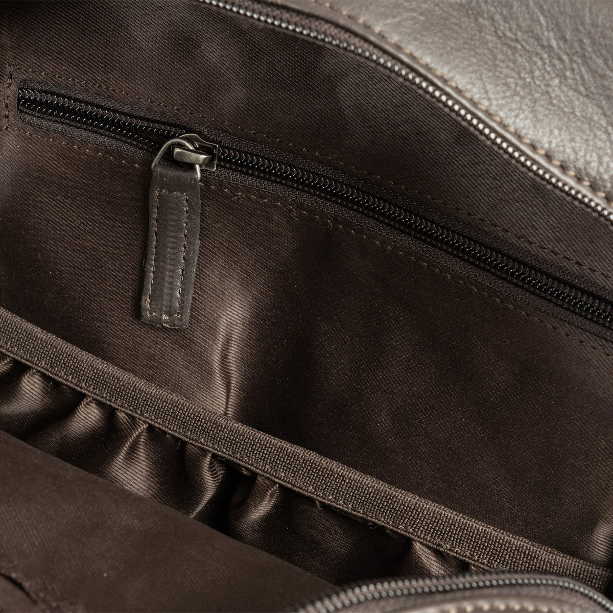 Mochila preta para homem da linha Pioneer Leather Series. 27x36x09 cm