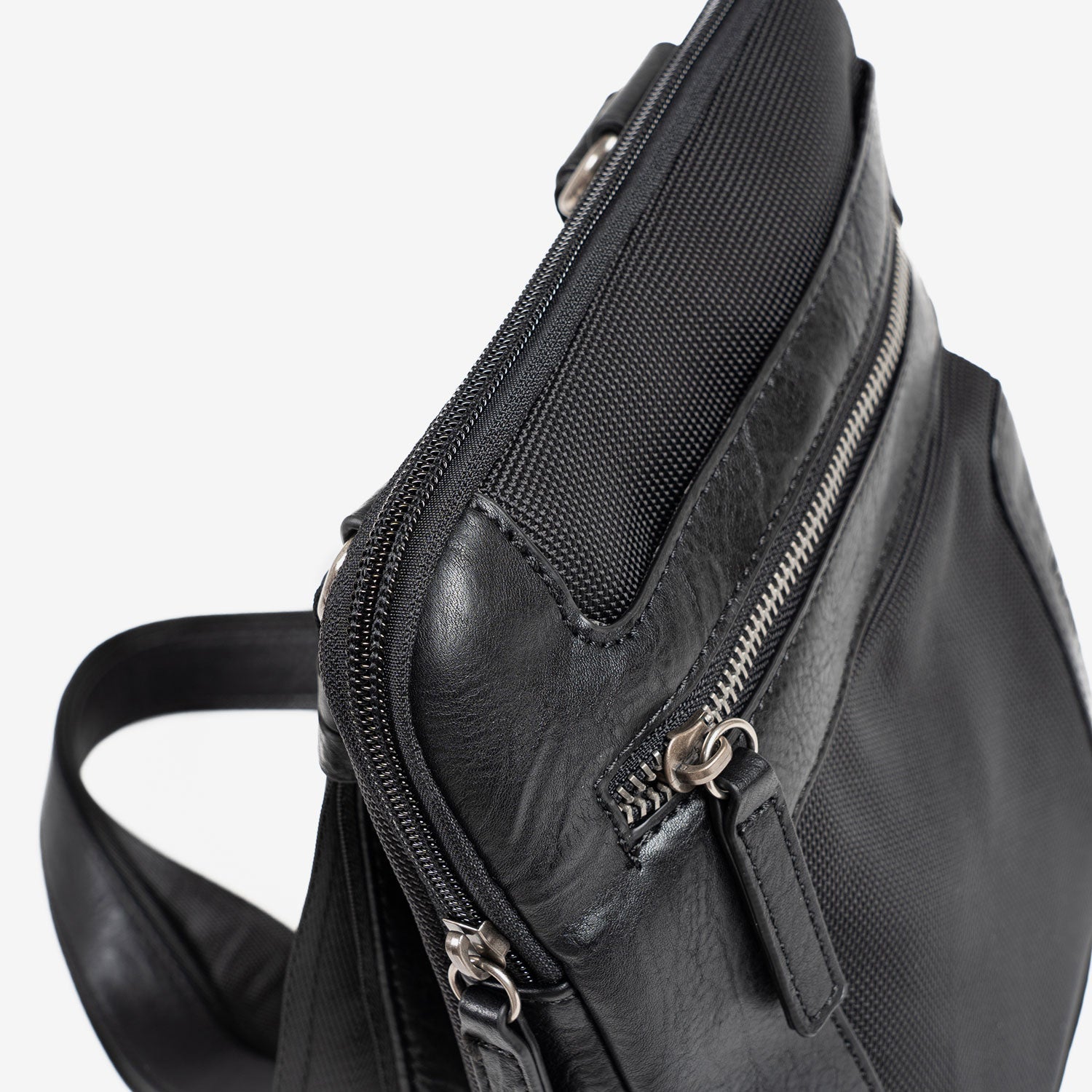 BOLSO BANDOLERA PARA HOMBRE, COLECCIÓN NYLON SPORT. 21.5x25x05 cm - Matties Bags