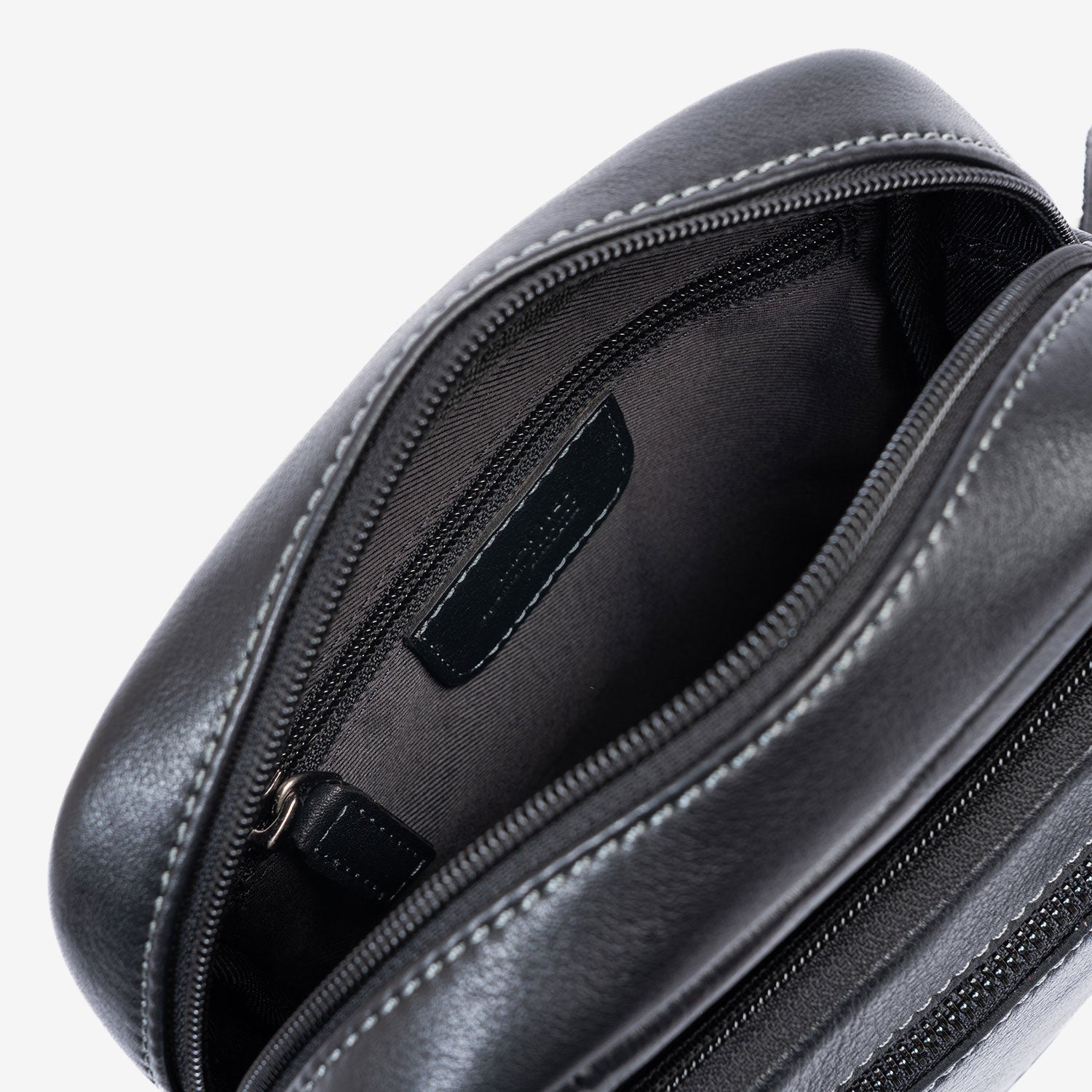 Bolso bandolera para hombre , color negro, Serie Pioneer Leather. 16x19 cm - Matties Bags