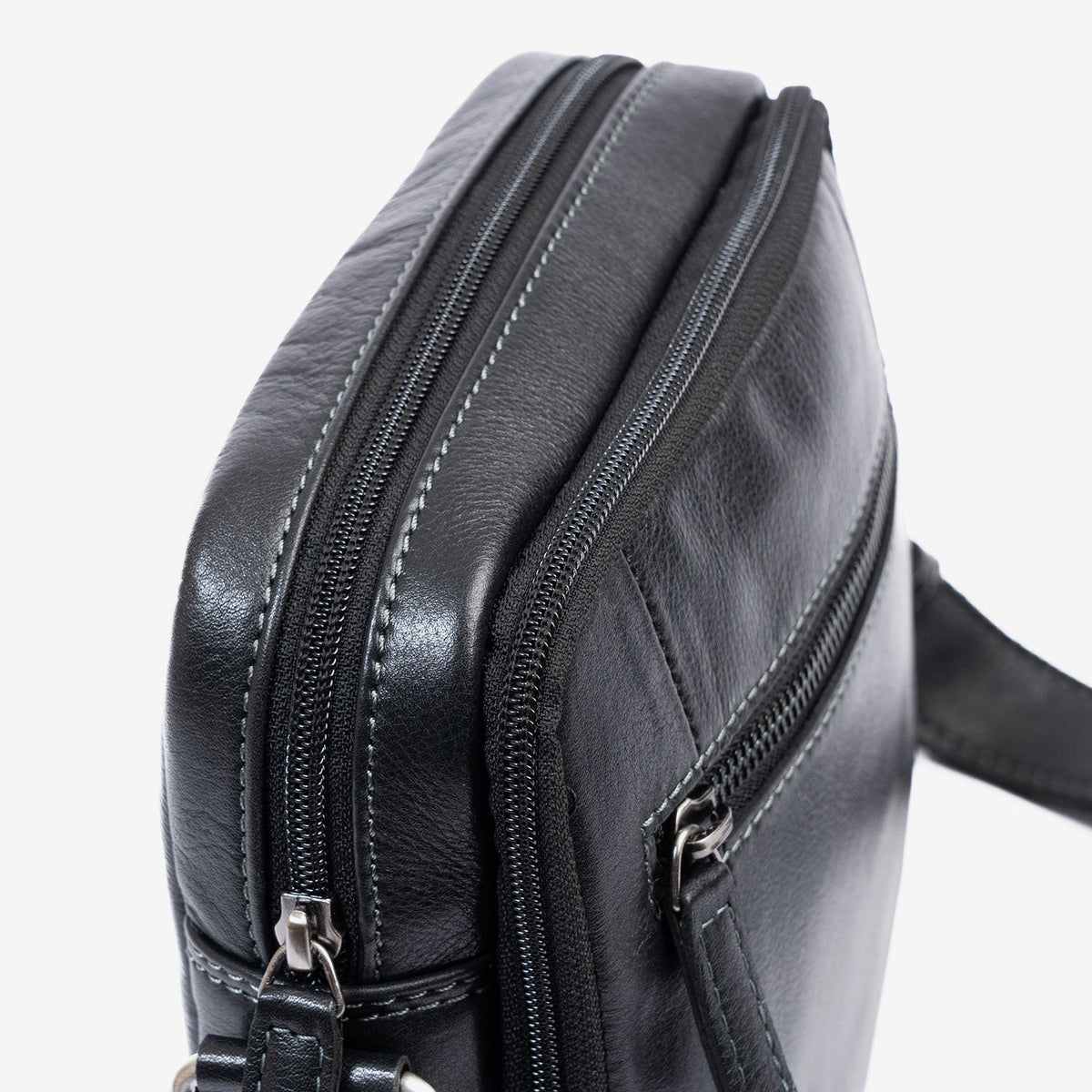 Bolso bandolera para hombre , color negro, Serie Pioneer Leather. 18x21 cm - Matties Bags