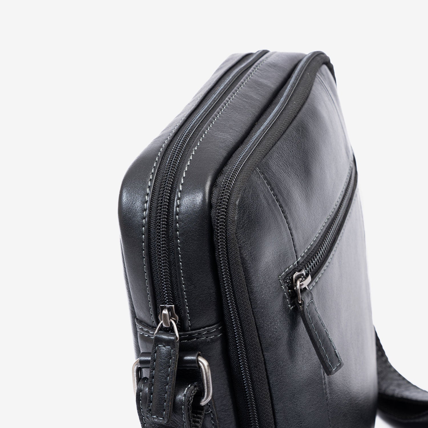 Bolso bandolera para hombre , color negro, Serie Pioneer Leather. 19x25 cm - Matties Bags