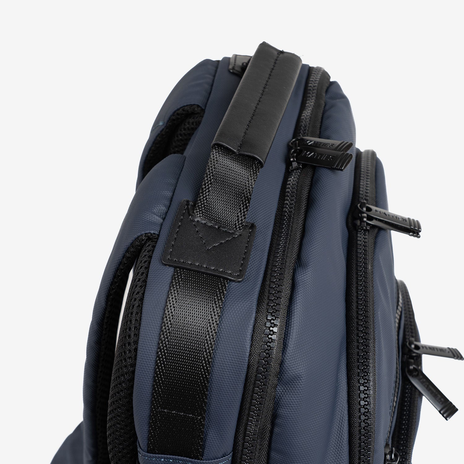 MOCHILA PARA HOMBRE, COLECCIÓN COATED NYLON. 31x40x12.5 cm - Matties Bags