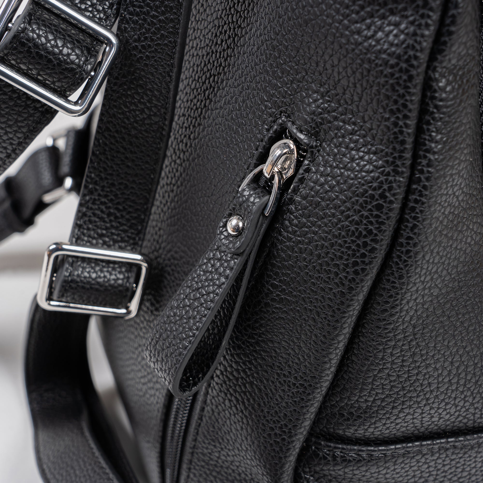 Mochila para mujer, Serie reunion. 24x30x12 cm - Matties Bags