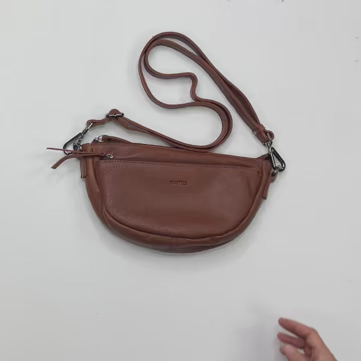 Bolsa de ombro compacta em pele natural