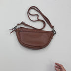 Bolsa de ombro compacta em pele natural