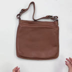 Bolsa de ombro Eva em pele natural com alça a tiracolo.