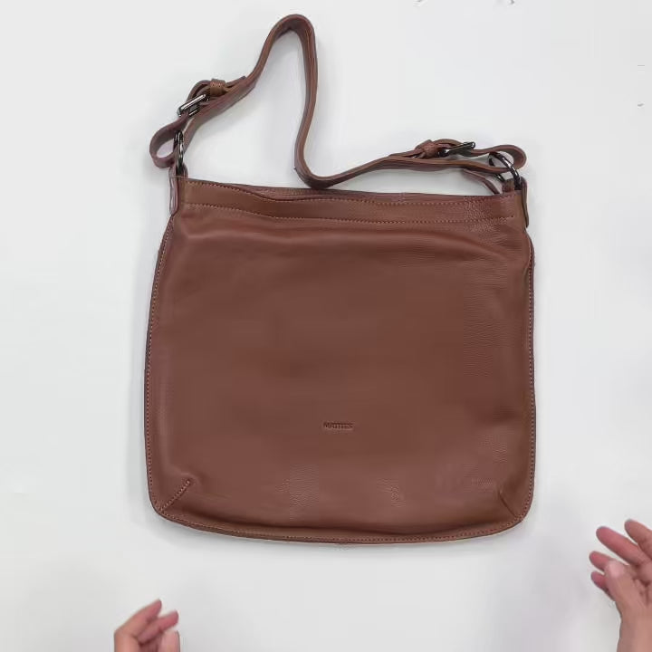 Bolsa de ombro Eva em pele natural com alça a tiracolo.