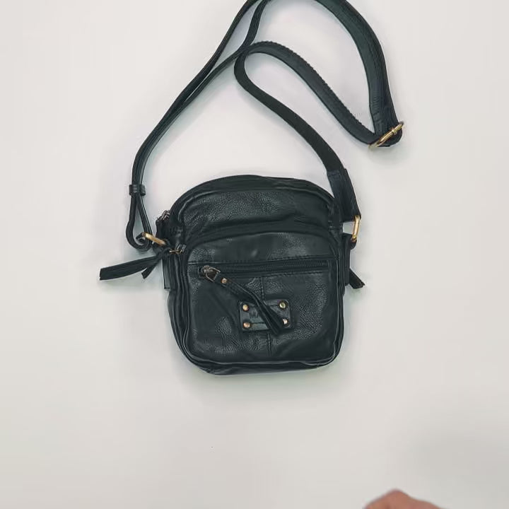 Bolsa de ombro compacta para homem em couro natural envelhecido