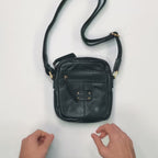 Bolsa de ombro compacta para homem em couro natural envelhecido