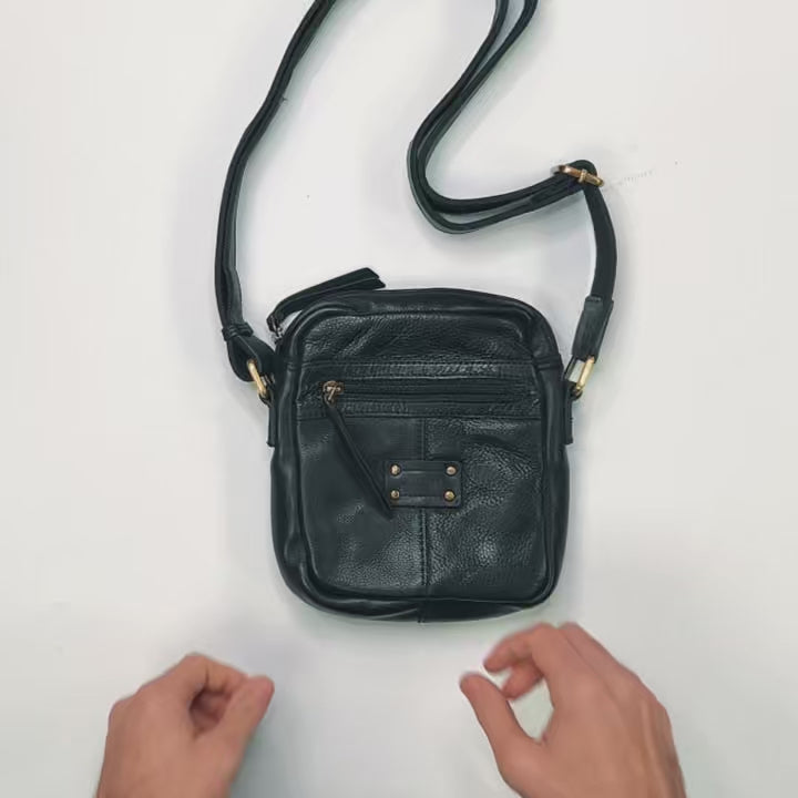 Bolsa de ombro compacta para homem em couro natural envelhecido